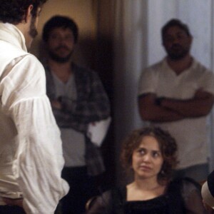 Na novela 'Novo Mundo', Bonifácio (Felipe Camargo) socorre Leopoldina (Leticia Colin)