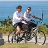 Caio Castro passeou de bicicleta com a mãe, Sandra, nesta terça-feira, 1 de agosto de 2017