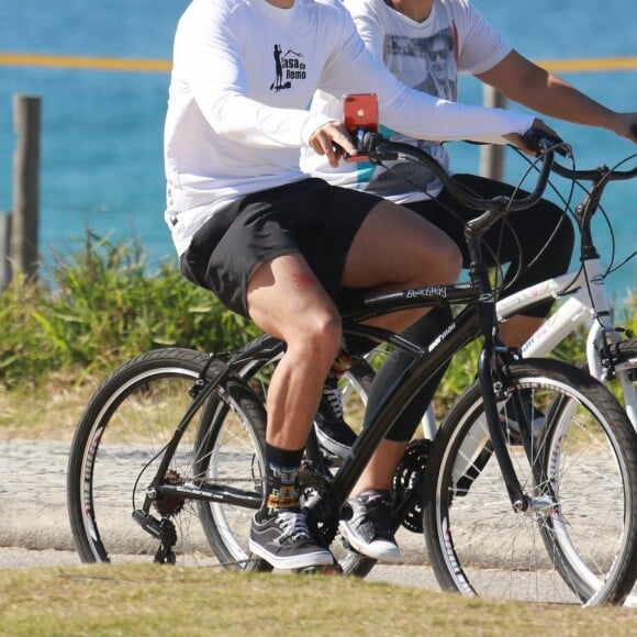 Caio Castro foi fotografado passeando de bicicleta pelo Rio de Janeiro