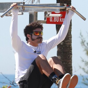 Caio Castro se exercitou em orla da praia usando uma barra de metal