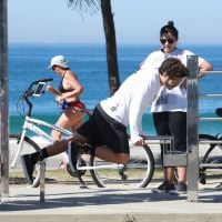 Caio Castro se exercita na orla da praia ao lado da mãe, Sandra. Veja fotos!