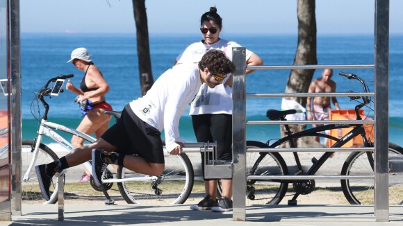 Caio Castro se exercita na orla da praia ao lado da mãe, Sandra. Veja fotos!