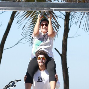 Caio Castro se exercitou com a mãe, Sandra, nos ombros nesta terça-feira, 1 de agosto de 2017