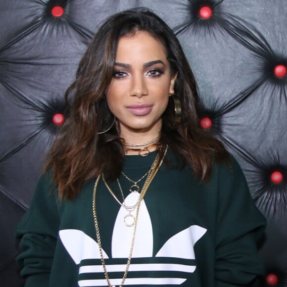 Após tombo, Anitta tranquilizou fãs: 'Está tudo bem com elas, só que estão com um pouquinho de vergonha de cantar, mas eu falei que tá tudo certo'