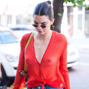 No último domingo, 30 de julho de 2017, Kendall Jenner também desfilou com blusa transparente e sem sutiã pelas ruas de Nova York