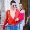 Kendall Jenner apostou no look ousado para sair com a amiga, Bella Hadid, pelo bairro do Chelsea, em Nova York