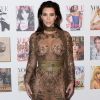 A transparência é uma aposta forte de Kim Kardashian: em maio de 2016, a socialite investiu em um vestido em tule de seda com bordados, de Peter Dundas para a grife Roberto Cavalli, para ir ao jantar de gala da revista 'Vogue' britânica
