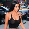 Kim Kardashian ousou ao apostar em peça transparente para ir às ruas do bairro do SoHo, em Nova York, nesta terça-feira, 1º de agosto de 2017