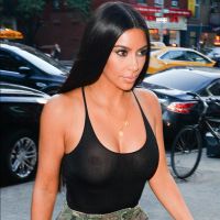 Após Kendall Jenner, Kim Kardashian dispensa sutiã com blusa transparente em NY