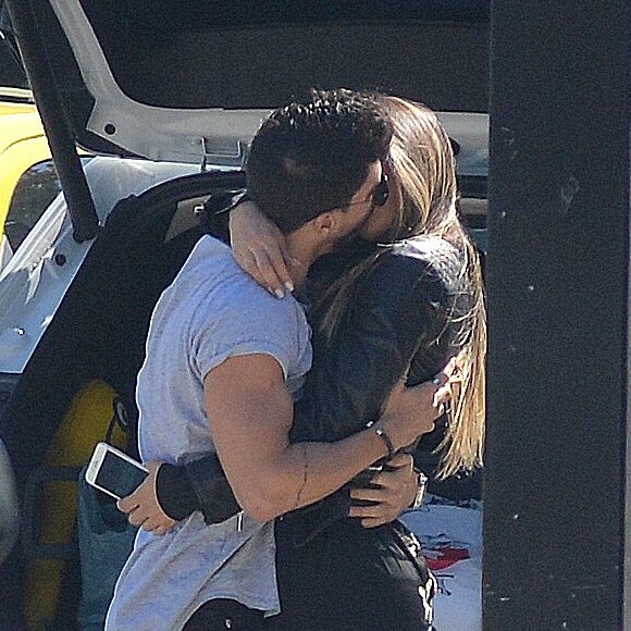 Momento de intimidade do casal foi flagrado no aeroporto Santos Dumont, no Rio de Janeiro, na manhã desta terça-feira, 02 de agosto de 2017