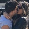 Mayra Cardi é recebida aos beijos pelo namorado, Arthur Aguiar, ao desembarcar em aeroporto