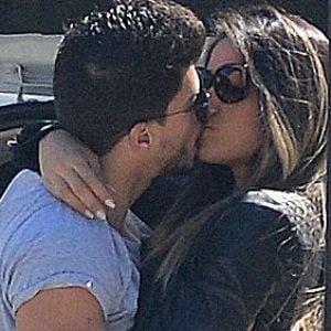 Mayra Cardi é recebida aos beijos pelo namorado, Arthur Aguiar, ao desembarcar em aeroporto