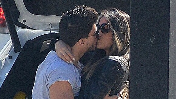 Mayra Cardi ganha beijos do namorado, Arthur Aguiar, em aeroporto do Rio. Fotos!
