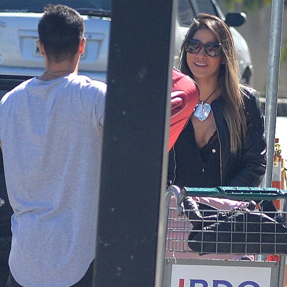 Mayra Cardi encontra Arthur Aguiar no aeroporto Santos Dumont, no Rio de Janeiro, na manhã desta terça-feira, 02 de agosto de 2017