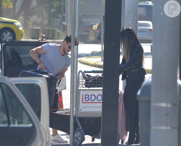 Arthur Aguiar ajuda a namorada, Mayra Cardi, a guardar as malas em seu carro