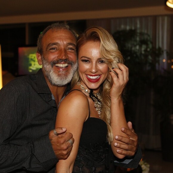 Paolla Oliveira descarta se casar com Rogério Gomes: 'Moramos juntos há um ano e, com ele, aprendi a ceder e ouvir. Temos um convívio supersaudável. Não ligo para rituais, como o do casamento'