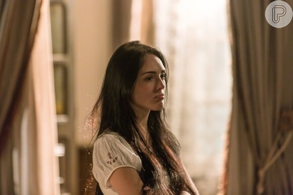Anna (Isabelle Drummond) aproveita que está na casa de Thomas (Gabriel Braga Nunes) para investigá--lo, na novela 'Novo Mundo'