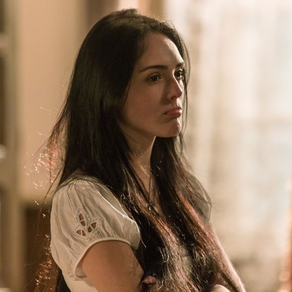 Anna (Isabelle Drummond) aproveita que está na casa de Thomas (Gabriel Braga Nunes) para investigá--lo, na novela 'Novo Mundo'