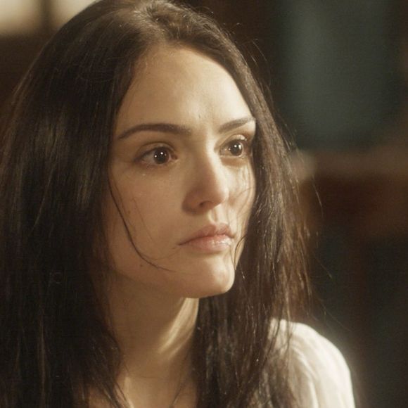Anna (Isabelle Drummond) se revolta ao encontrar Thomas (Gabriel Braga Nunes) queimando seu livro, na novela 'Novo Mundo'