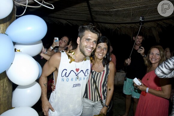 Bruno Gagliasso ao lado da mãe, Lúcia, em sua festa de aniversário