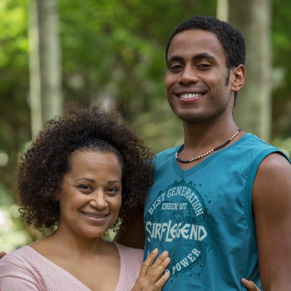 Madalena (Virgínia Rosa) e Dílson (Ícaro Silva) vão reencontrar Tidinho (David Junior) seu filho/irmão perdido, na novela 'Pega Pega'