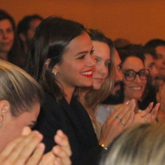 Atriz cantou sucessos, incluindo a música 'Evidências', de Chitãozinho e Xororó durante peça 'Tryo Eletryco', de Carolina Dieckmann, Pretinho da Serrinha e Maria Ribeiro