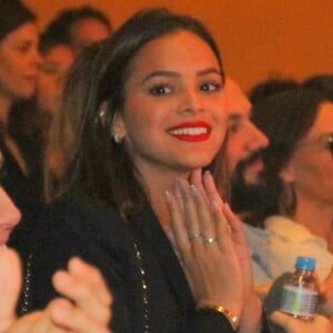 Bruna Marquezine se divertiu no teatro Fashion Mall, em São Conrado, Zona Sul do Rio de Janeiro, na noite desta quarta-feira, 2 de agosto de 2017