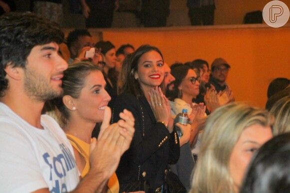 Bruna Marquezine se divertiu no teatro Fashion Mall, em São Conrado, Zona Sul do Rio de Janeiro, na noite desta quarta-feira, 2 de agosto de 2017