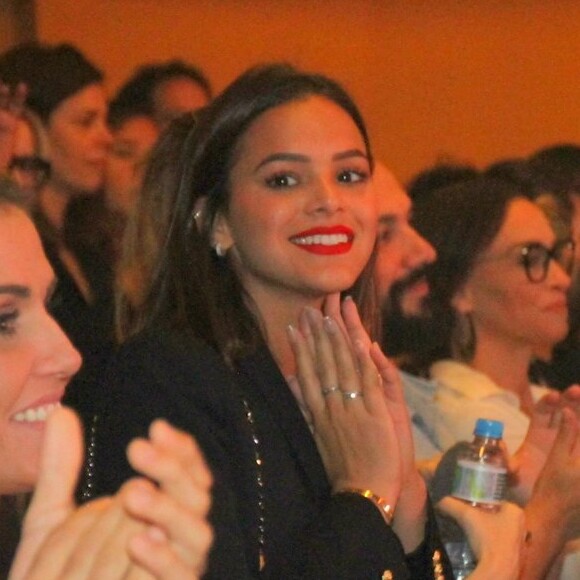 Bruna Marquezine se divertiu no teatro Fashion Mall, em São Conrado, Zona Sul do Rio de Janeiro, na noite desta quarta-feira, 2 de agosto de 2017