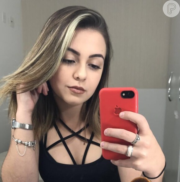 Klara Castanho adotou mechas loiras no cabelo. 'Mudou o visual por conta própria', contou sua assessoria de imprensa ao Purepeople nesta quinta-feira, 3 de agosto de 2017