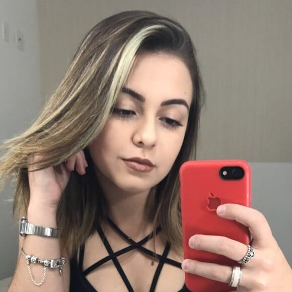 Klara Castanho adotou mechas loiras no cabelo. 'Mudou o visual por conta própria', contou sua assessoria de imprensa ao Purepeople nesta quinta-feira, 3 de agosto de 2017