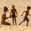 Fernanda Lima se diverte com os filhos gêmeos, João e Francisco, na praia do Leblon, Zona Sul do Rio de Janeiro, em 10 de abril de 2014