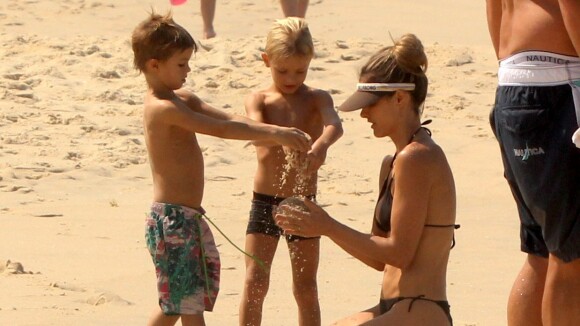 Fernanda Lima exibe boa forma e brinca com os filhos em praia do Rio de Janeiro