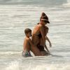 Fernanda Lima toma banho no mar com os dois filhos gêmeos, João e Francisco