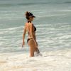 Fernanda Lima exibe boa forma em dia de praia no Leblon, Zona Sul do Rio