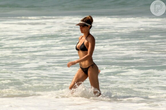 Fernanda Lima toma banho de mar no Leblon