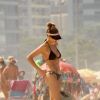 Fernanda Lima ajeita o biquíni em dia de praia no Leblon, Zona Sul do Rio