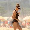 Fernanda Lima exibe boa forma em dia de praia no Leblon, Zona Sul do Rio