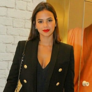 Bruna Marquezine assistiu a última apresentação da peça 'Tryo Eletryco', de Carolina Dieckmann, Maria Ribeiro e Pretinho da Serrinha, na Zona Sul do Rio de Janeiro