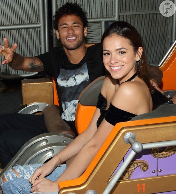 Bruna Marquezine canta 'Domingo' em vídeo e fãs apontam: 'Neymar já dedicou'