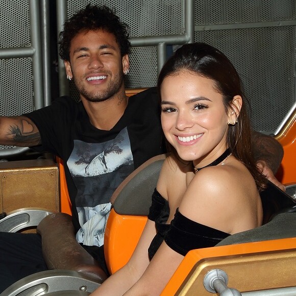 Bruna Marquezine canta 'Domingo' em vídeo e fãs apontam: 'Neymar já dedicou'