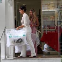 Luiza Brunet carrega sacolas do enxoval de Yasmin com o noivo, Evandro Soldati
