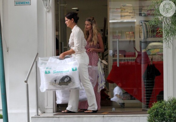 Luiza Brunet ajuda a filha, Yasmin, a carregar as compras de enxoval com o modelo Evandro Soldati em uma loja de roupas de cama em Ipanema, na zona sul do Rio de Janeiro, em 22 de janeiro de 2013