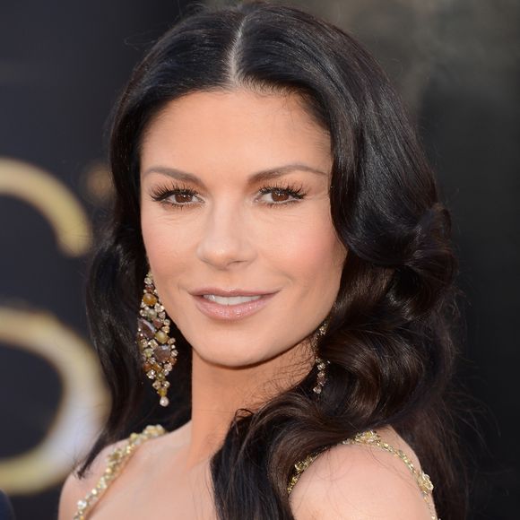 Catherine Zeta-Jones tem uma 'sósia' no Brasil, a atriz Vitória Strada, protagonista da novela 'Tempo de Amar'