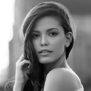 'Me dizem que eu pareço com ela desde que eu era mais novinha', diz Vitória Strada, atriz da novela 'Tempo de Amar' sobre semelhança com Catherine Zeta-Jones