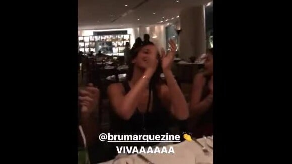 Bruna Marquezine reúne amigos em jantar de comemoração por seu aniversário, na madrugada desta quinta-feira, 04 de agosto de 2017