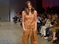 Camila Queiroz comemora volta às passarelas em desfile em SP: 'Que alegria'