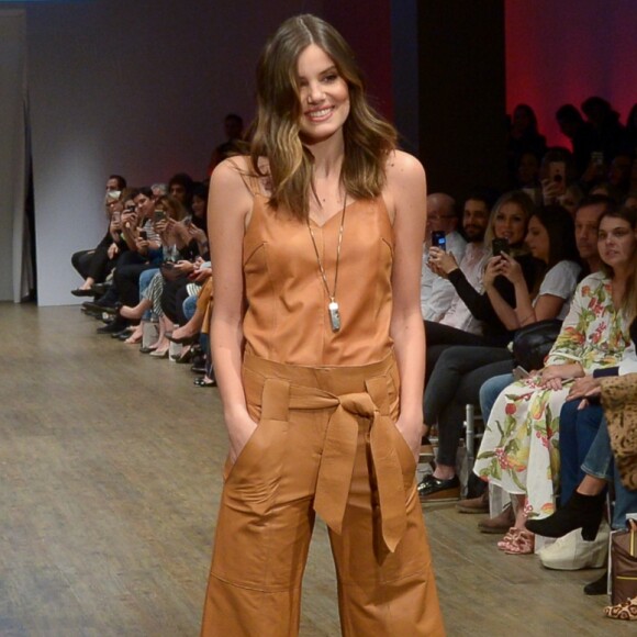 Camila Queiroz participou do desfile da grife Twenty Four Seven, em São Paulo, nesta quinta-feira, 3 de agosto de 2017