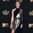 Emma Watson usou look curto assimétrico da grife australiana Kitx, com aplicação de grandes paetês, no  MTV Movie and TV Awards 2017, realizado em maio 