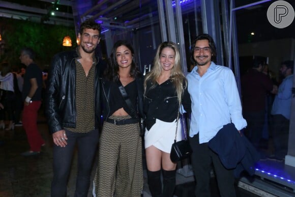 Felipe Roque e Aline Riscado estiveram com o casal Danielle Winits e André Gonçalves na estreia do musical 'Relaxa que é Sexo', no Rio de Janeiro, em 3 de agosto de 2017